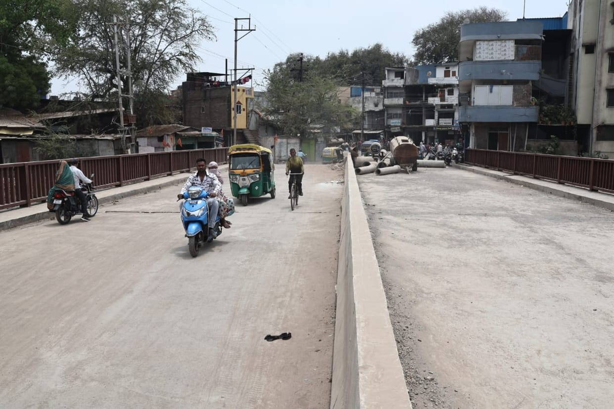 Indore: In Indore, the bridge was not inaugurated before the code of conduct, the public started moving.