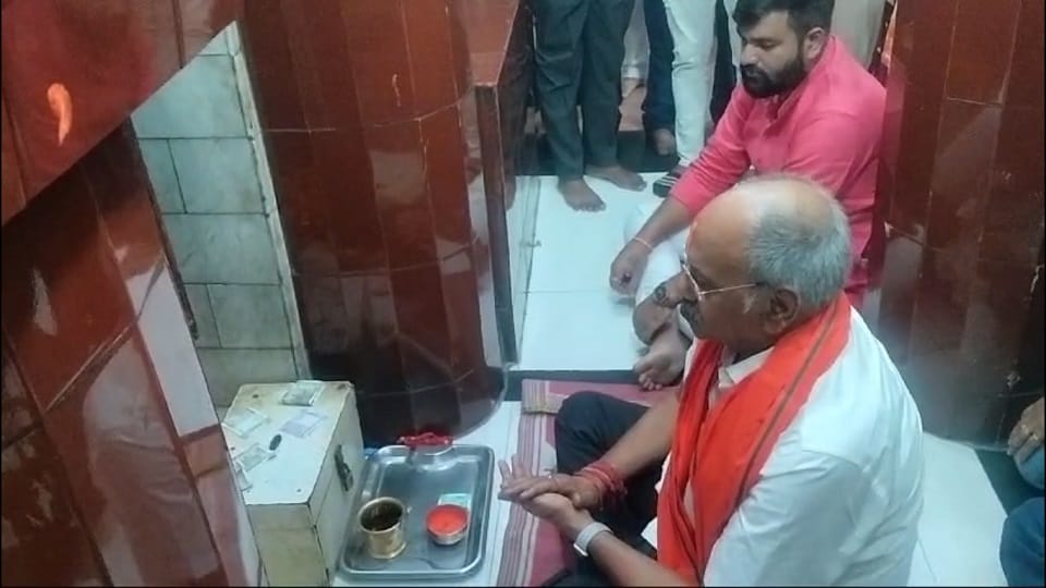 मां महामाया के दरबार पर मंत्री अग्रवाल ने टेका मत्था