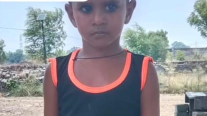 दर्दनाक हादसा: स्कूल से घर लौटते समय ऑटो से गिरी LKG की छात्रा पर चढ़ा पहिया, इलाज के दौरान हुई मौत LKG student died after falling from auto while returning home from school in varanasi