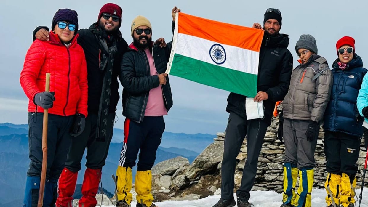 MP News Mountaineers of Satna sang national anthem on peak of Kedarkantha
