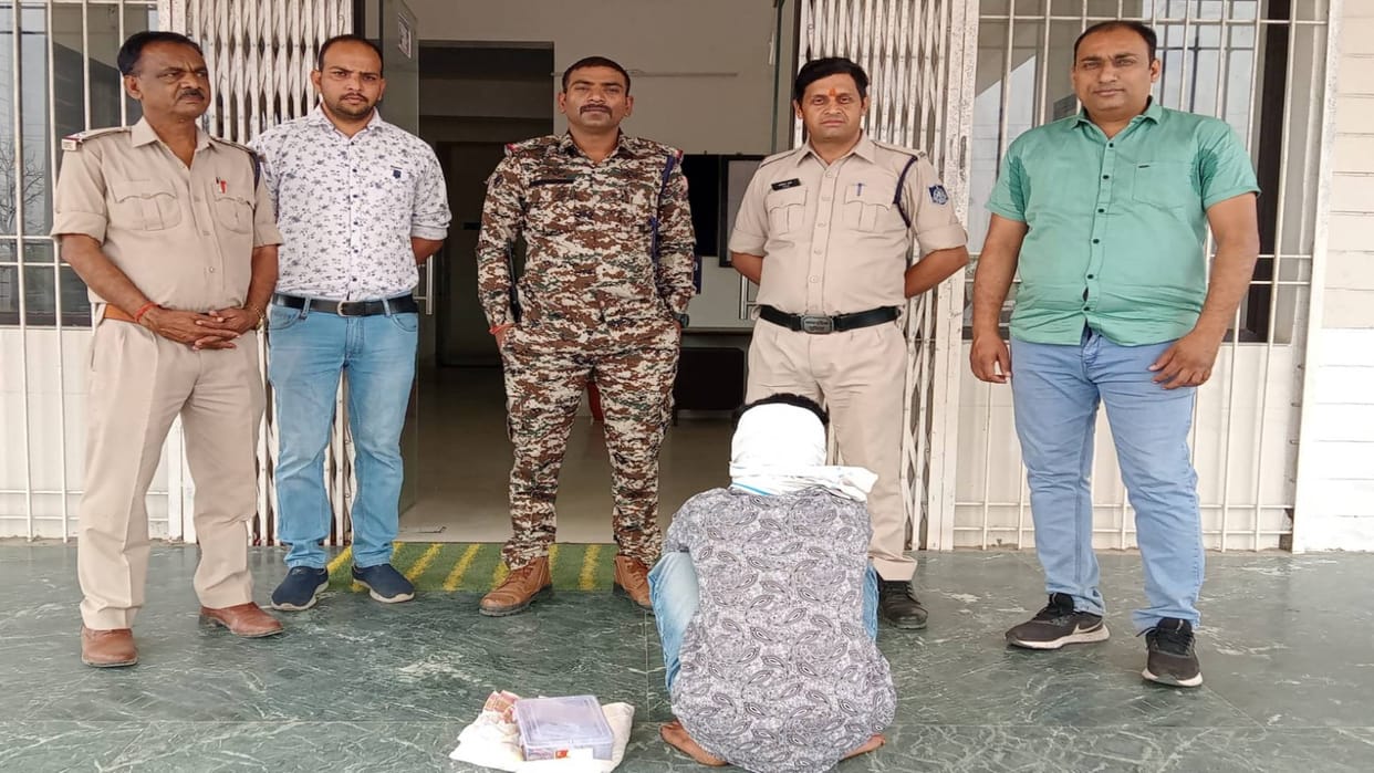 Tikamgarh Police arrested accused of theft from Dhajrai temple stolen goods recovered