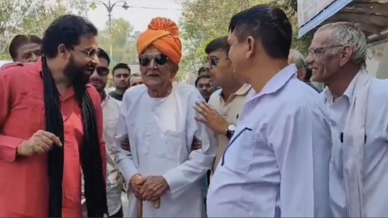 Rohtak: 104 year old Dulichand takes out procession against private app