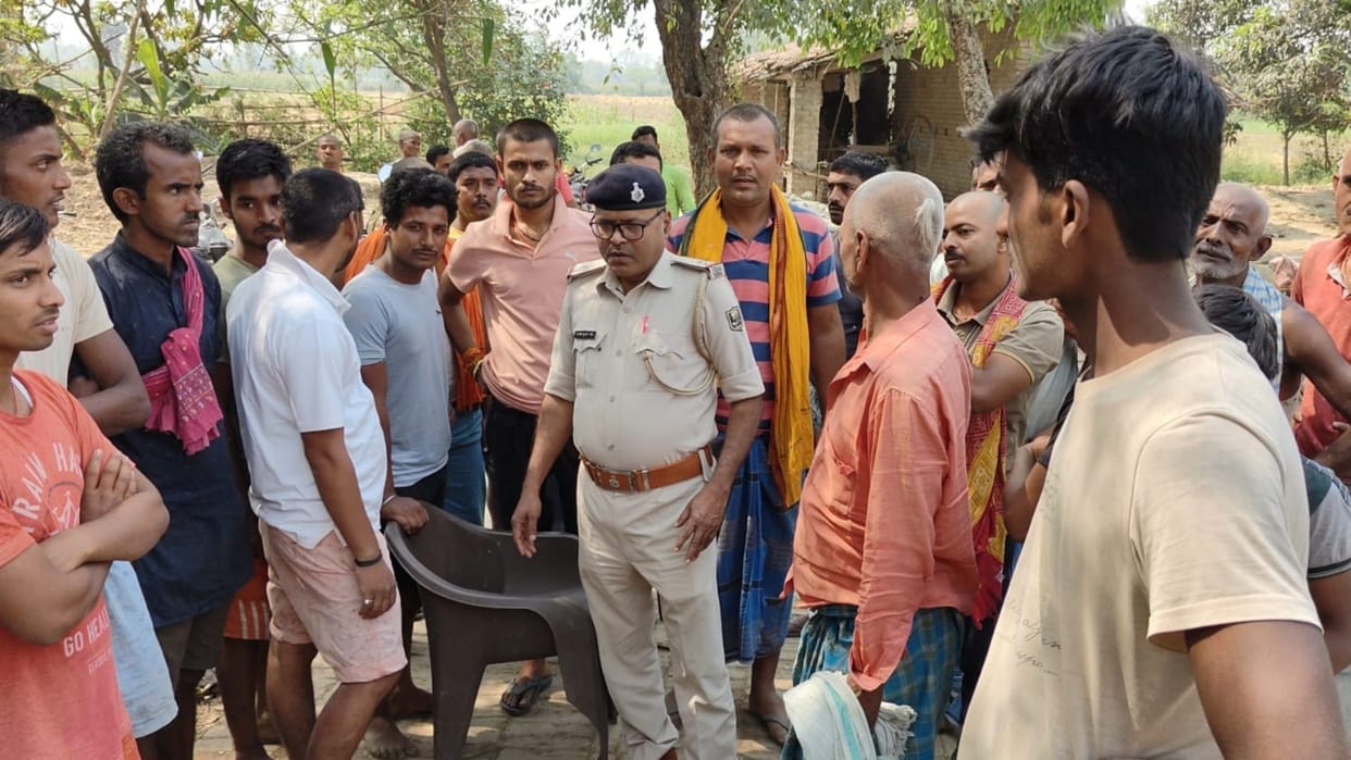 A young man was beaten fiercely by the mob on charges of animal theft.