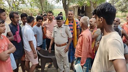 Begusarai: पशु चोरी के आरोप में एक युवक को भीड़ ने जमकर पीटा, पुलिस मामले की जांच में जुटी A young man was beaten fiercely by the mob on charges of animal theft.