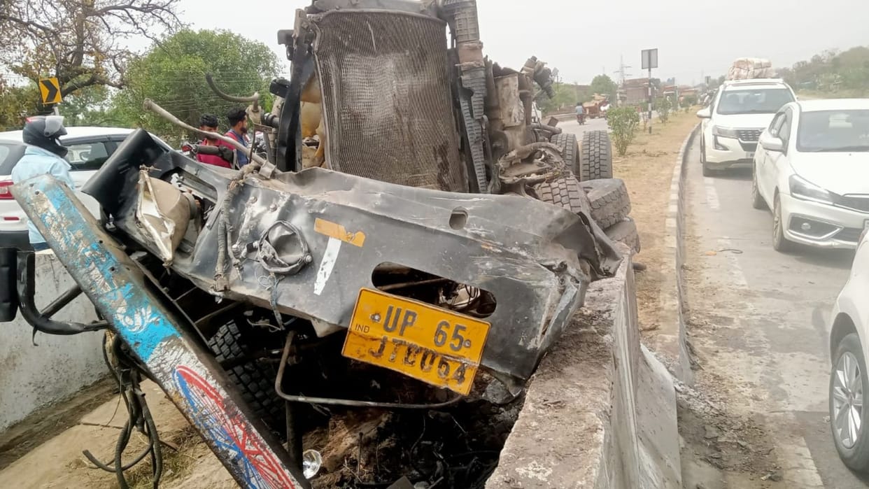 Trailer fell under the culvert in varanasi two injured condition critical