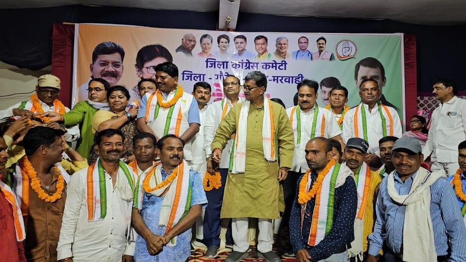 समर्थकों के साथ कांग्रेस में शामिल हुए गुलाब राज