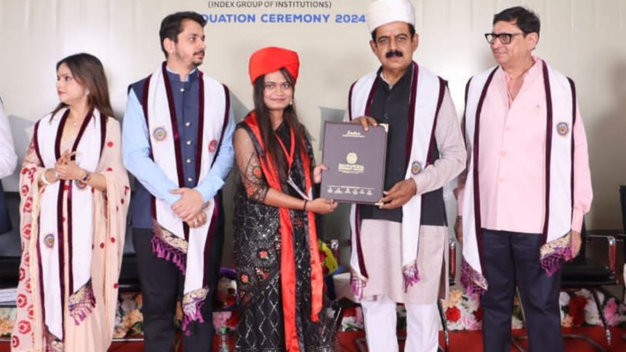 Indore News: Graduation ceremony of youth who became doctors, got a chance to dance along with the degree.