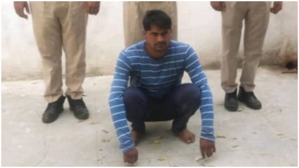 पुलिस गिरफ्त में आरोपी।