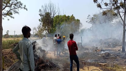Kanpur: चूल्हे की चिंगारी से लगी आग में जले 12 घर, दस लाख की गृहस्थी राख, आग बुझाने के प्रयास में दो लोग झुलसे Kanpur: 12 houses burnt in fire, household worth ten lakhs reduced to ashes