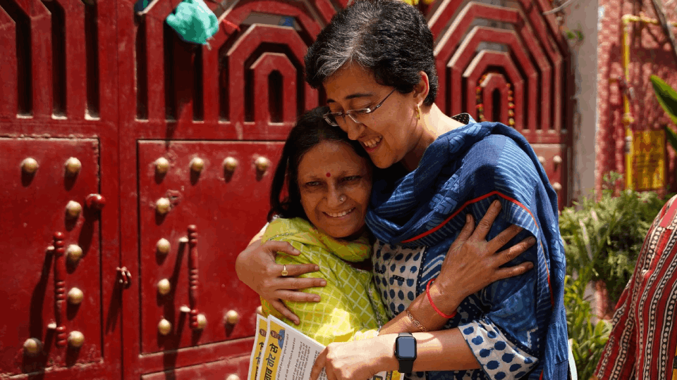 Atishi went door-to-door and contacted voters in protest against arrest of cm Kejriwal photos