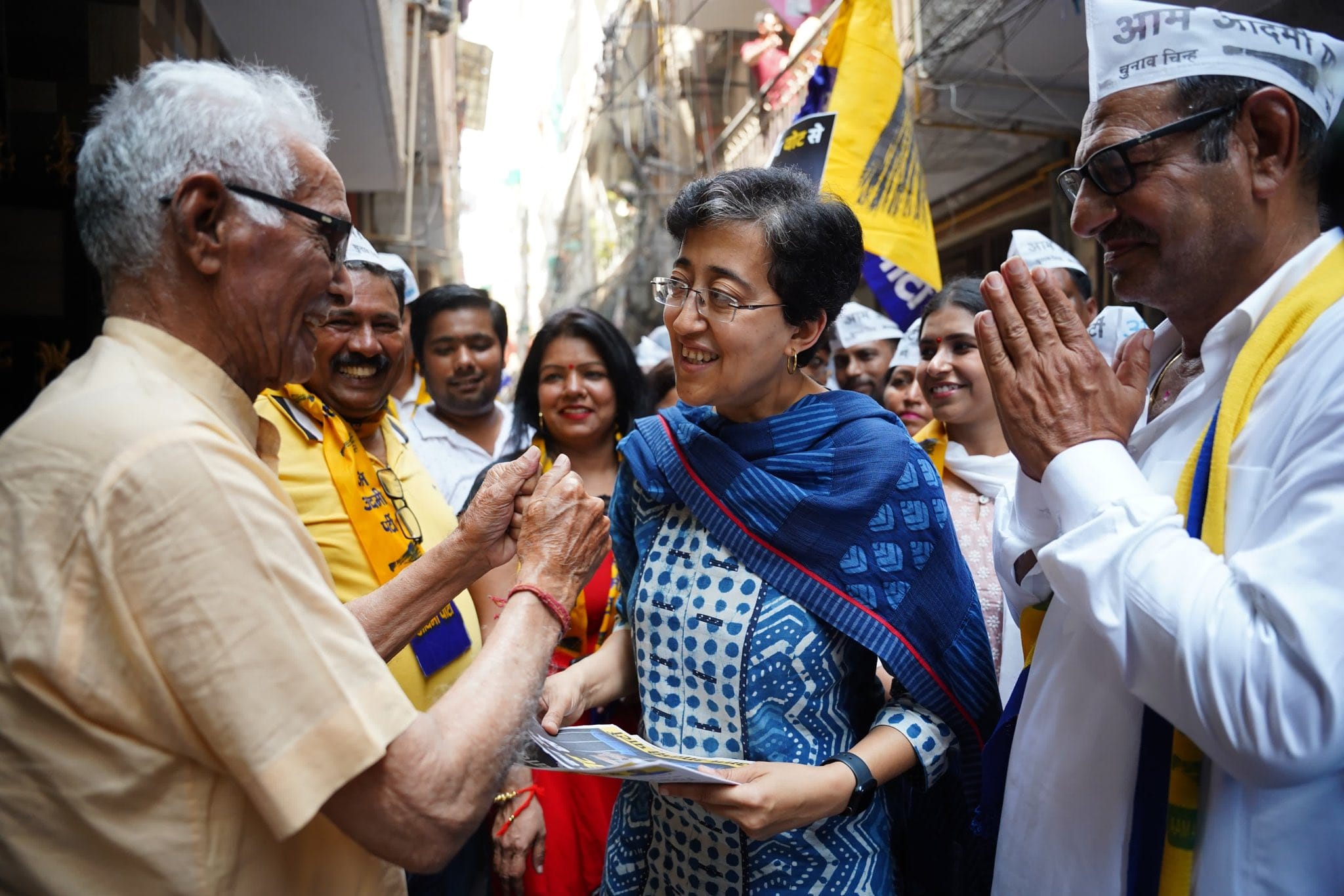 Atishi went door-to-door and contacted voters in protest against arrest of cm Kejriwal photos