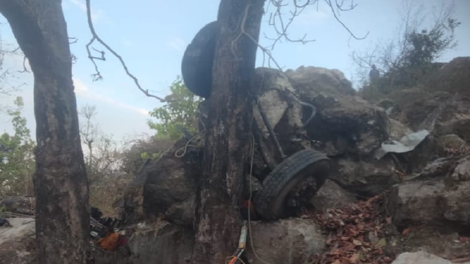 Uncontrolled truck fell into ditch, three people seriously injured