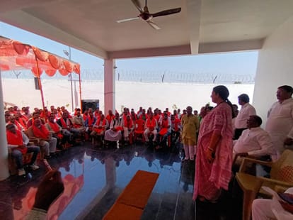 Amethi: स्मृति ईरानी का राहुल गांधी पर हमला, बोलीं - वायनाड में आतंकी संगठन के साथ मिलकर लड़ रहे चुनाव BJP MP Smriti Irani addressed current and old village pradhans in Amethi.