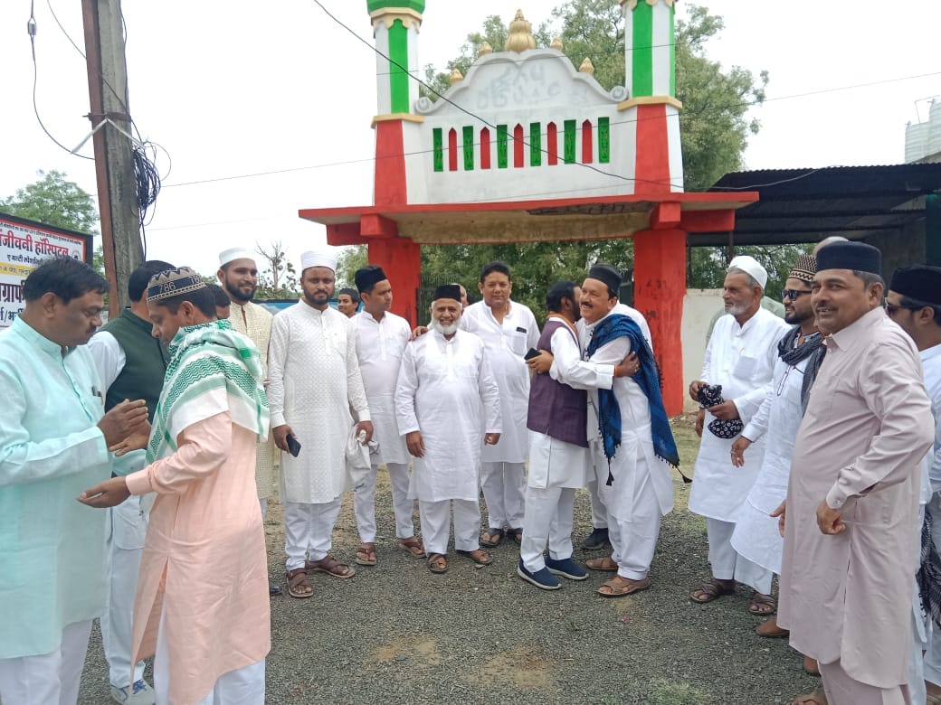 People congratulated each other on Eid by offering namaz across the district