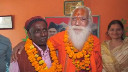 Ayodhya: chief priest of Shriram Janmbhoomi Satyendra Das meets Ikbal Ansari on Eid.