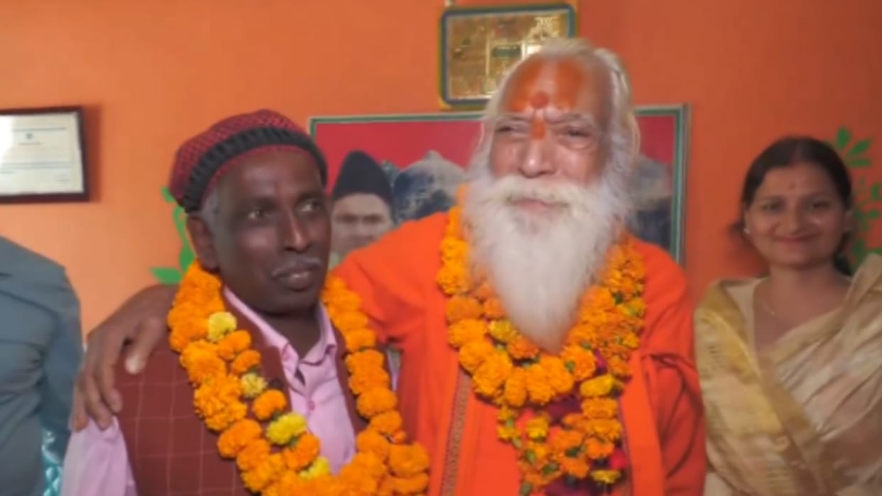 Ayodhya: chief priest of Shriram Janmbhoomi Satyendra Das meets to Ikbal Ansari on Eid.