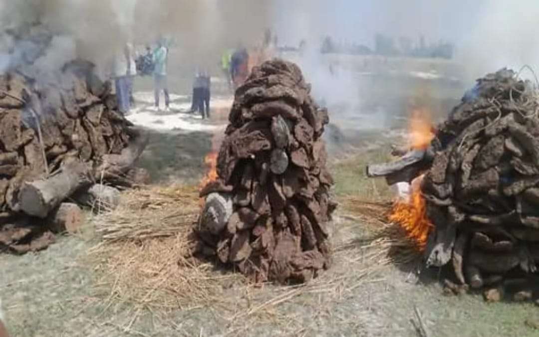 Azamgarh child death case painful story of Funeral of four innocent child
