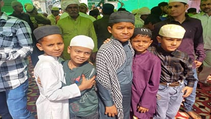 Namaz and fasting people offer Eid prayers amid tight security in Agra