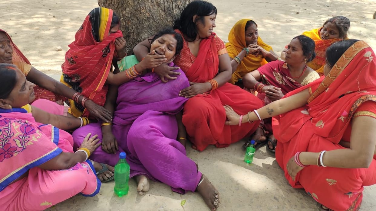 Bhojpur News: Mother and son fell on road from moped, both were crushed by truck, they died painfully