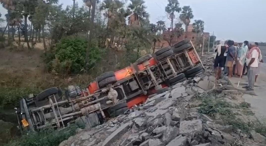 Bihar News: Road accident in Rohtas, two killed, 23 injured; Everyone was going to Mahua Dham
