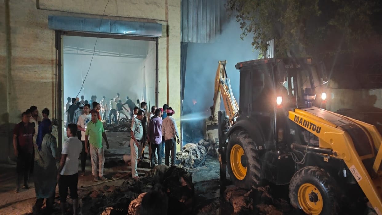 massive fire broke out in gunny warehouse in Fatehabad, goods worth 18 lakh burnt to ashes
