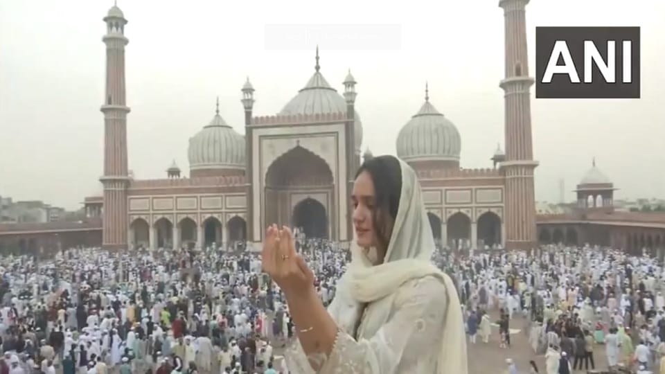 Festival of Eid-ul-Fitr is being celebrated in India today Latest Eid Photos
