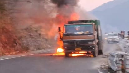 Nainital: सातताल और फरसौली में आग से मचा हाहाकार, फायर ब्रिगेड और वन कर्मियों ने बुझाई; वन संपदा को नुकसान Nainital News: Fire broke out in Sattal forest