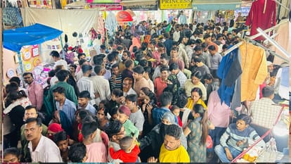 Shopping continued throughout the night on moonlit night in Gorakhpur, Eid market decorated