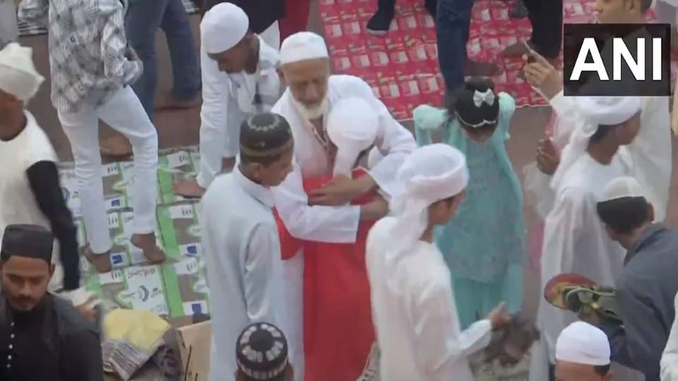 Festival of Eid-ul-Fitr is being celebrated in India today Latest Eid Photos