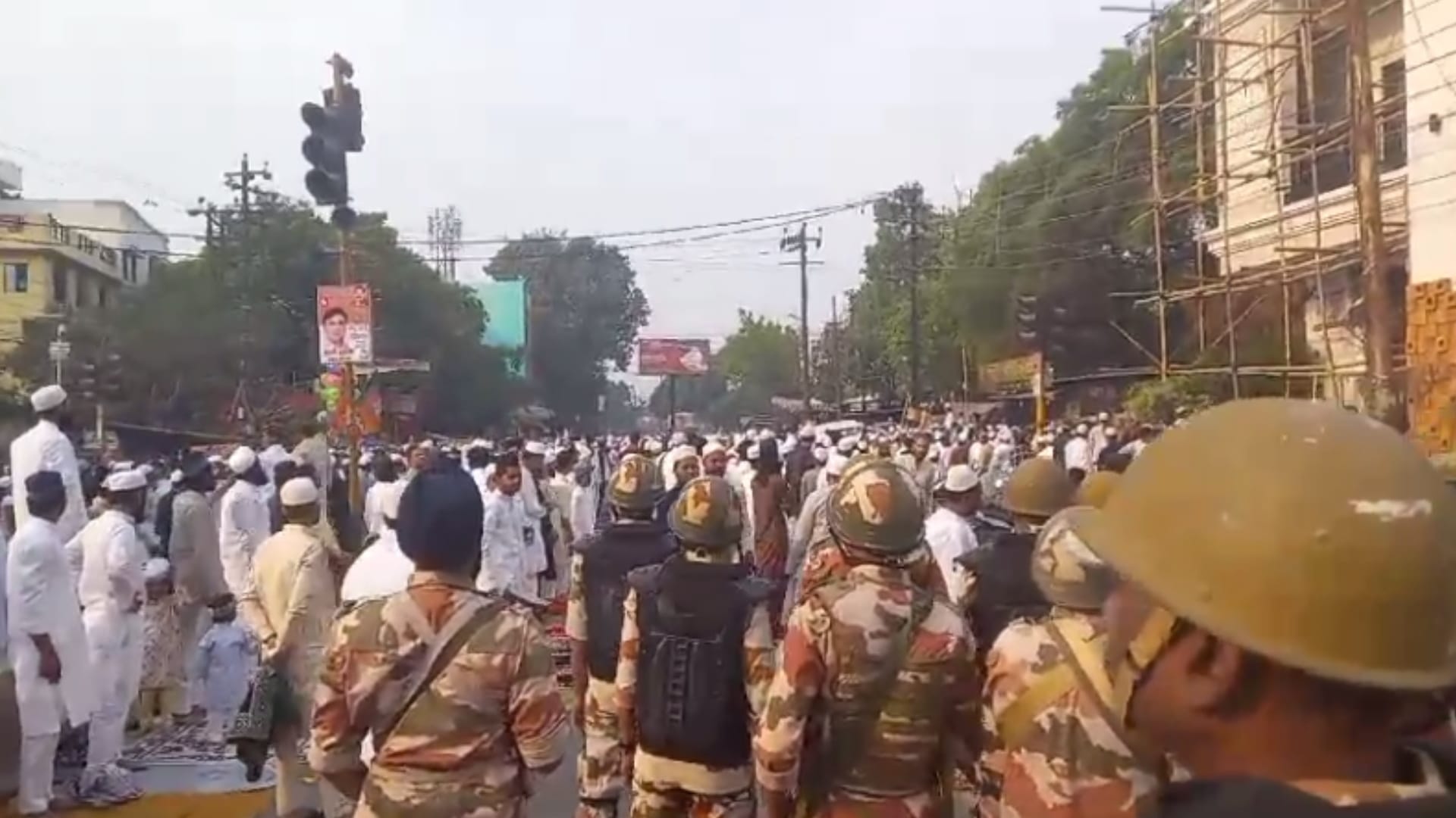 Eid Ul Fitr: Police administration failed on Eid, Namaz held on road despite strictness in Meerut