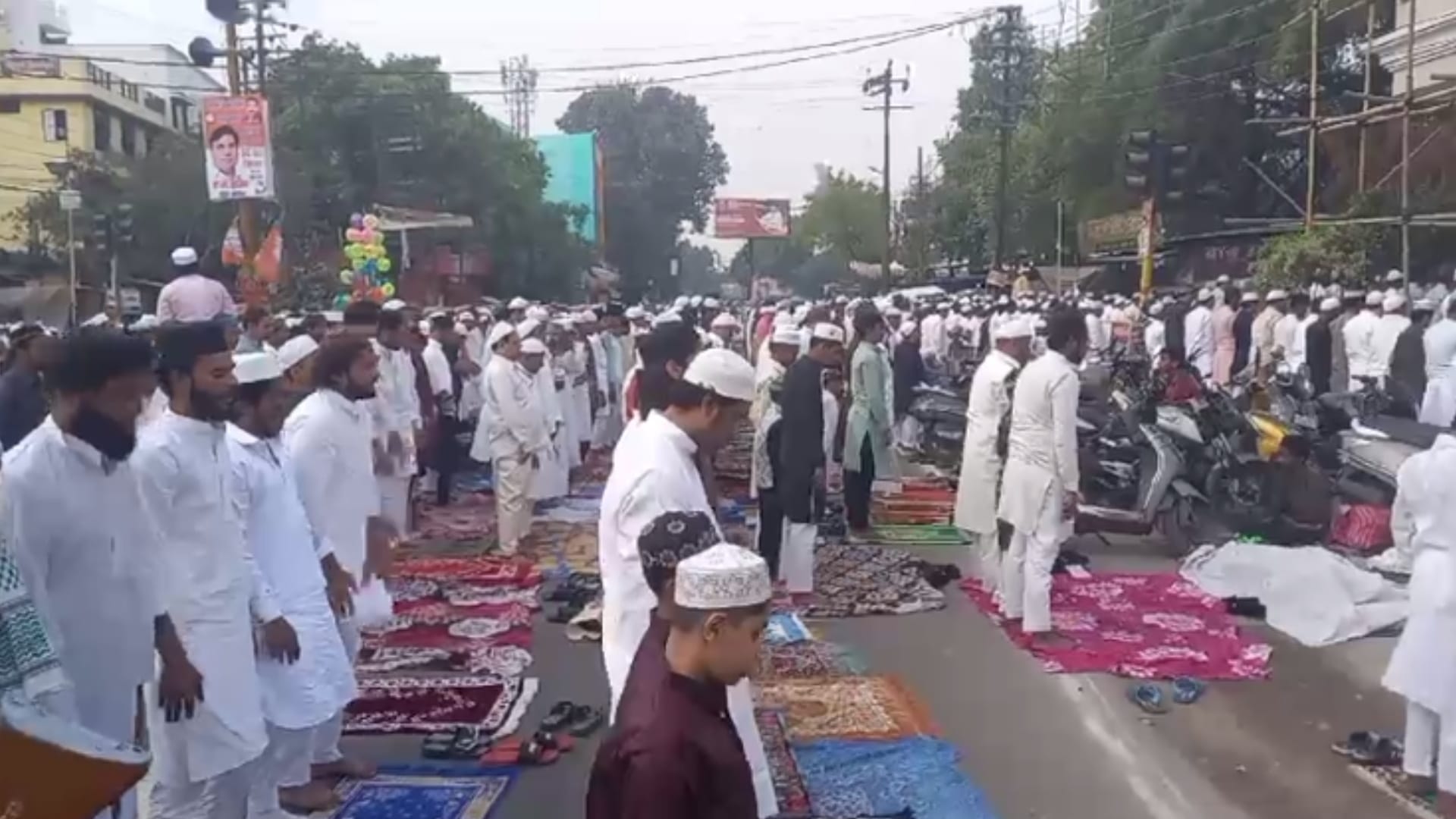 Eid Ul Fitr: Police administration failed on Eid, Namaz held on road despite strictness in Meerut