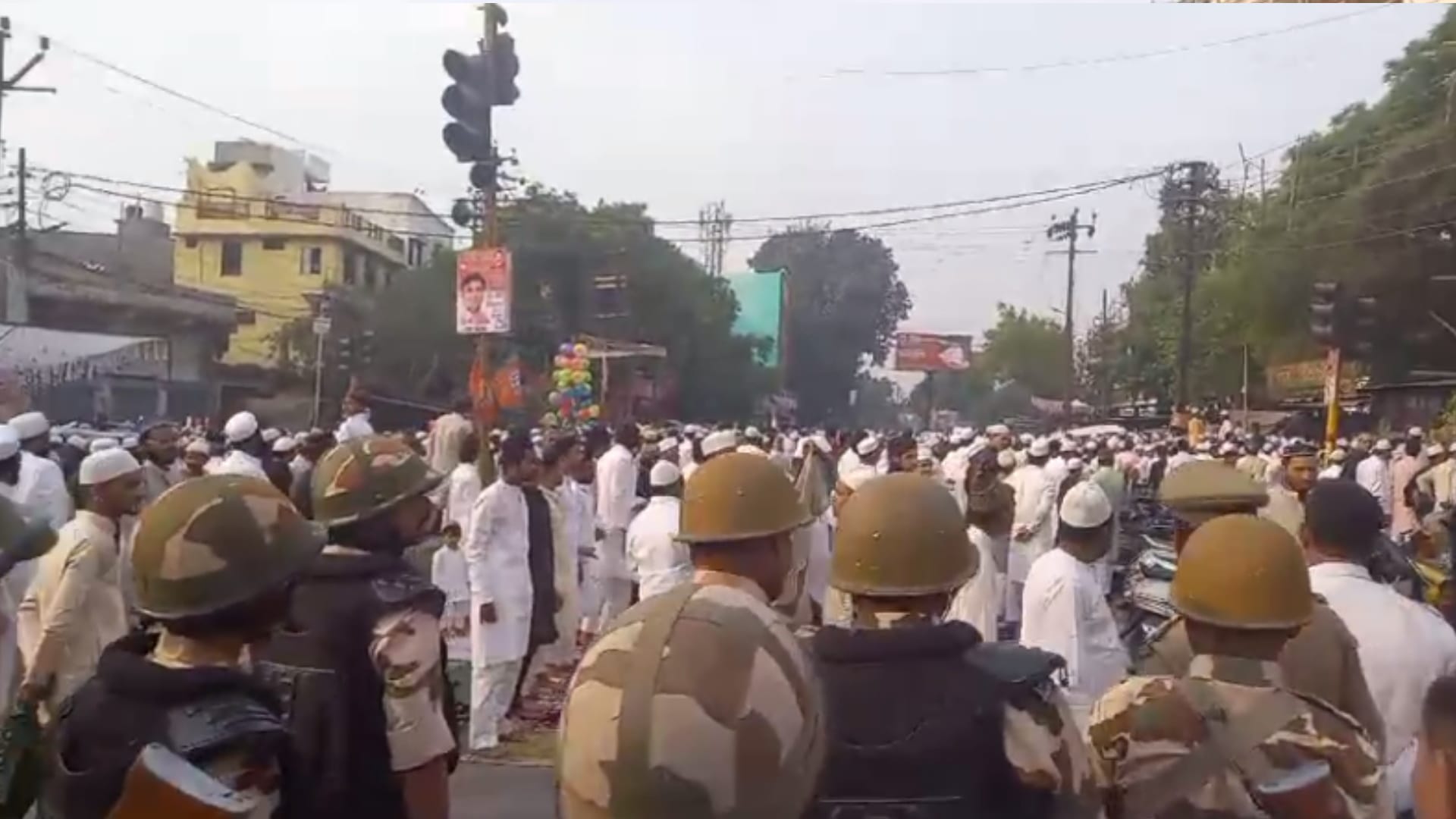 Eid Ul Fitr: Police administration failed on Eid, Namaz held on road despite strictness in Meerut