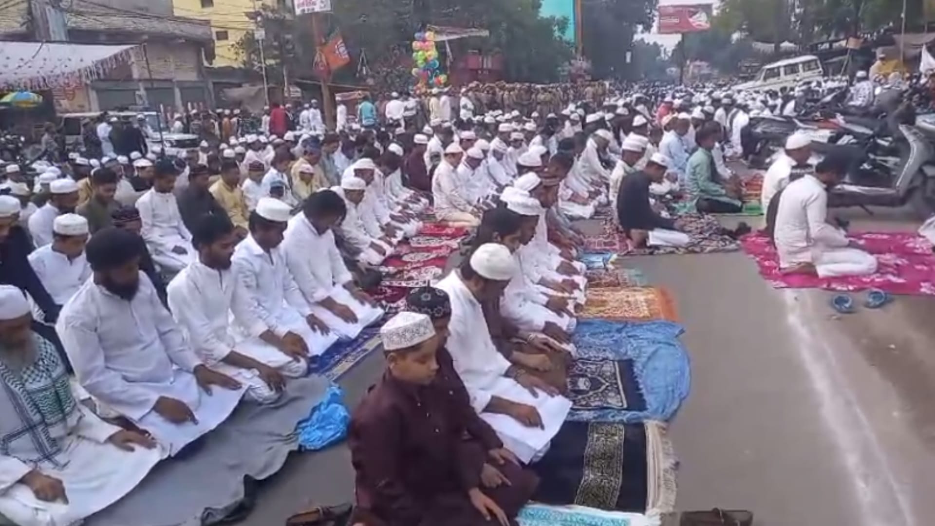 Eid Ul Fitr: Police administration failed on Eid, Namaz held on road despite strictness in Meerut