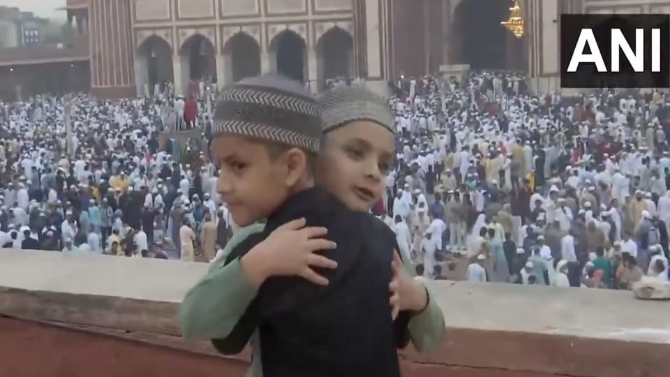 Festival of Eid-ul-Fitr is being celebrated in India today Latest Eid Photos