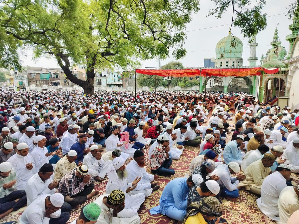 Indore: Eid celebrated with great pomp in Indore, city Qazi said- youth should stay away from drugs, solve sma