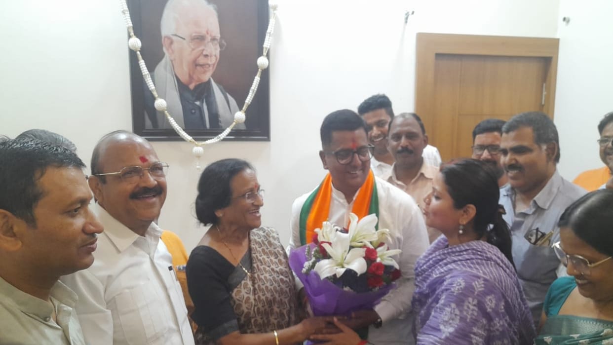 MP Rita Bahuguna Joshi went to Neeraj's house and congratulated him on getting the ticket.