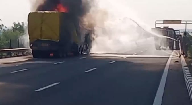Truck laden with crockery burnt on the expressway, accident due to short circuit, Passenger saved his life by