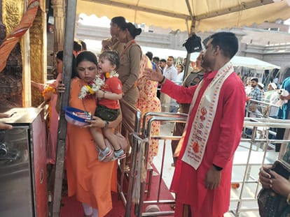Kashi Vishwanath temple Police deployed in priest dress for devotees welcome