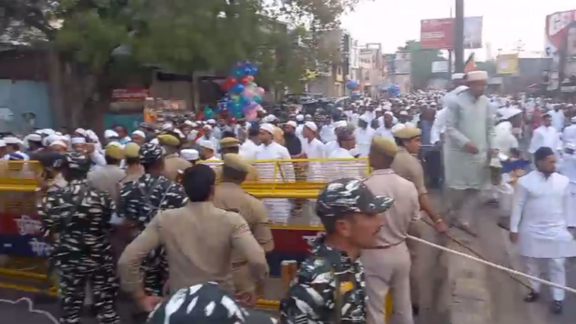 Meerut: Namazies clashed to police over stopping people from offering Namaz on the road