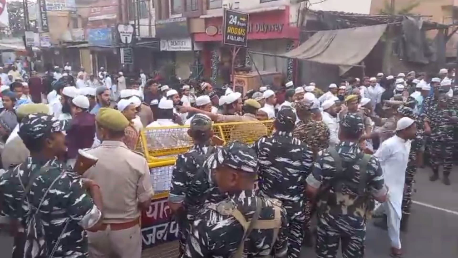 Meerut: Namazies clashed to police over stopping people from offering Namaz on the road