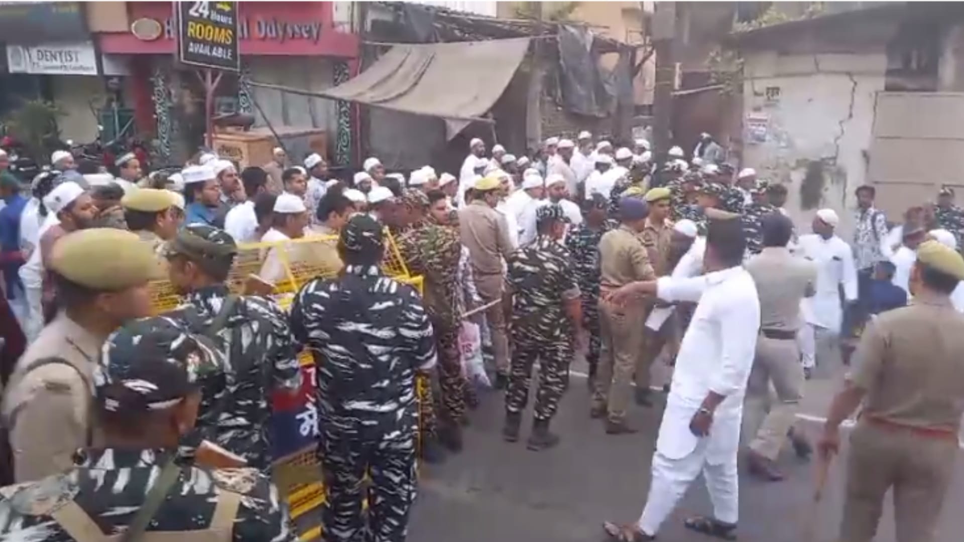 Meerut: Namazies clashed to police over stopping people from offering Namaz on the road