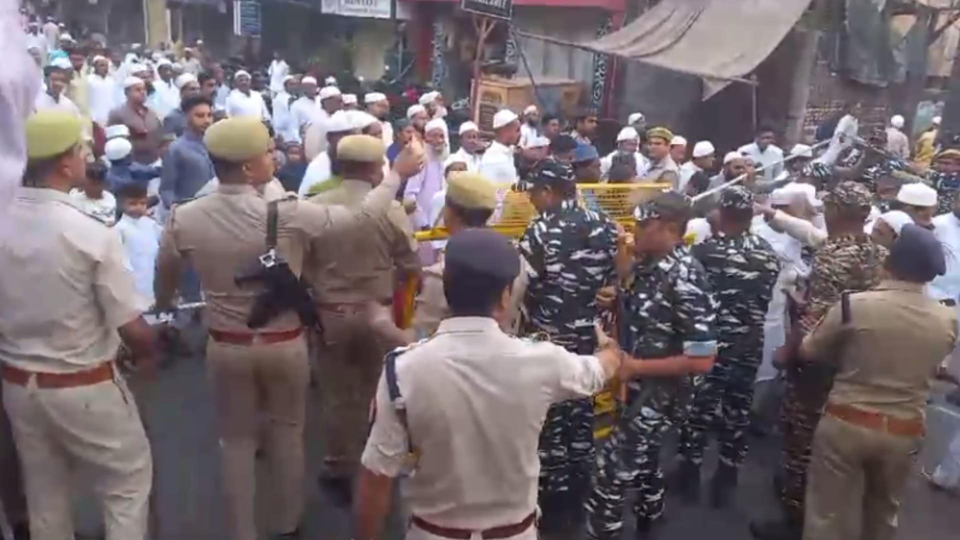 Meerut: Namazies clashed to police over stopping people from offering Namaz on the road