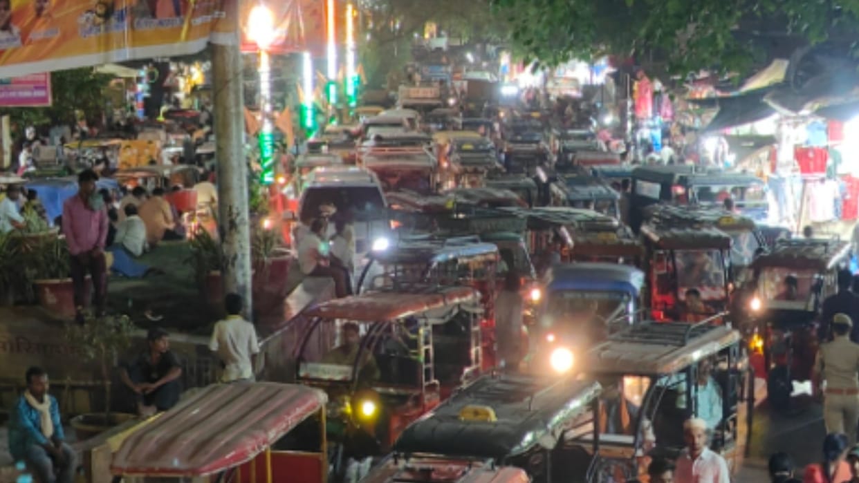 mahakumbh 2025 e-rickshaw and auto-toto drivers looting tourists in varanasi