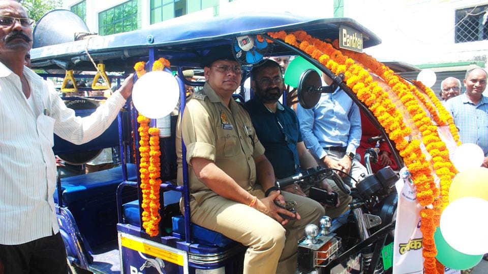 Rally held in Moradabad for voter awareness, DM and SSP rode in e-rickshaw