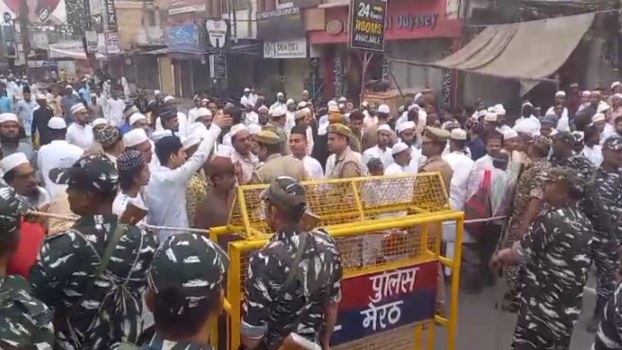 Meerut: Namazies clashed to police over stopping people from offering Namaz on the road