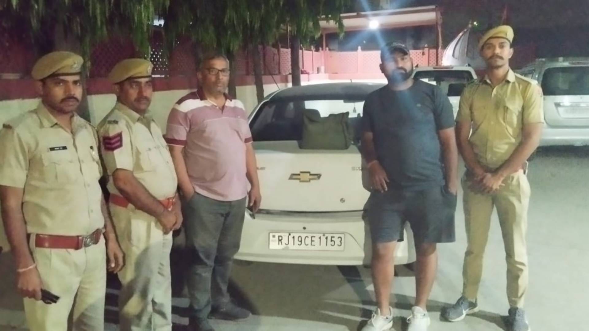 कार में से चांदी के जेवरात जब्त