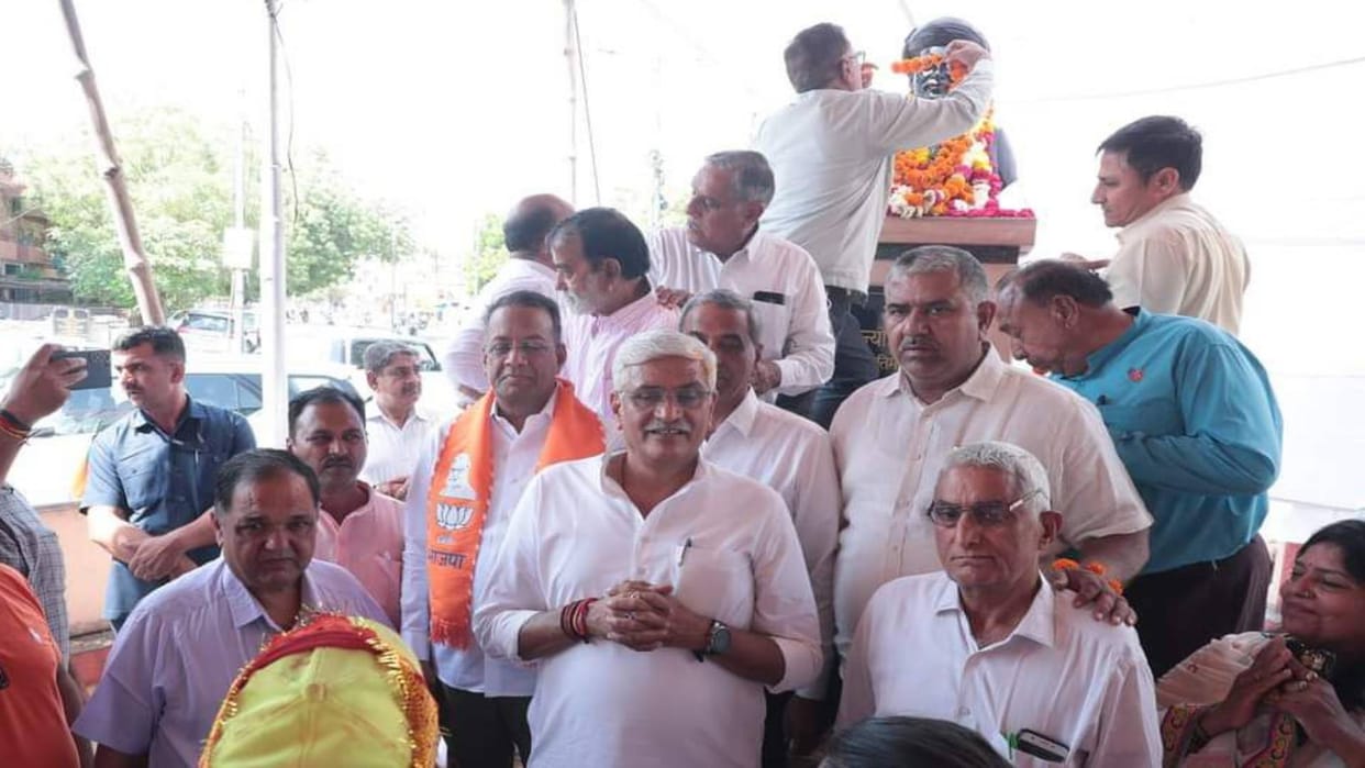 Jodhpur Gajendra Singh Shekhawat reached Jyotiba Phule Park and offered floral tributes