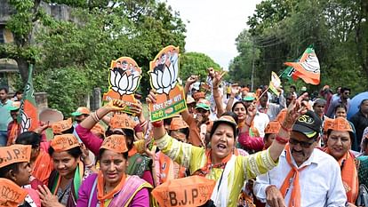 Lok Sabha Elections 2024 PM Modi Play Hudka and Pray to Devta to address voters from Garhwal to Haridwar