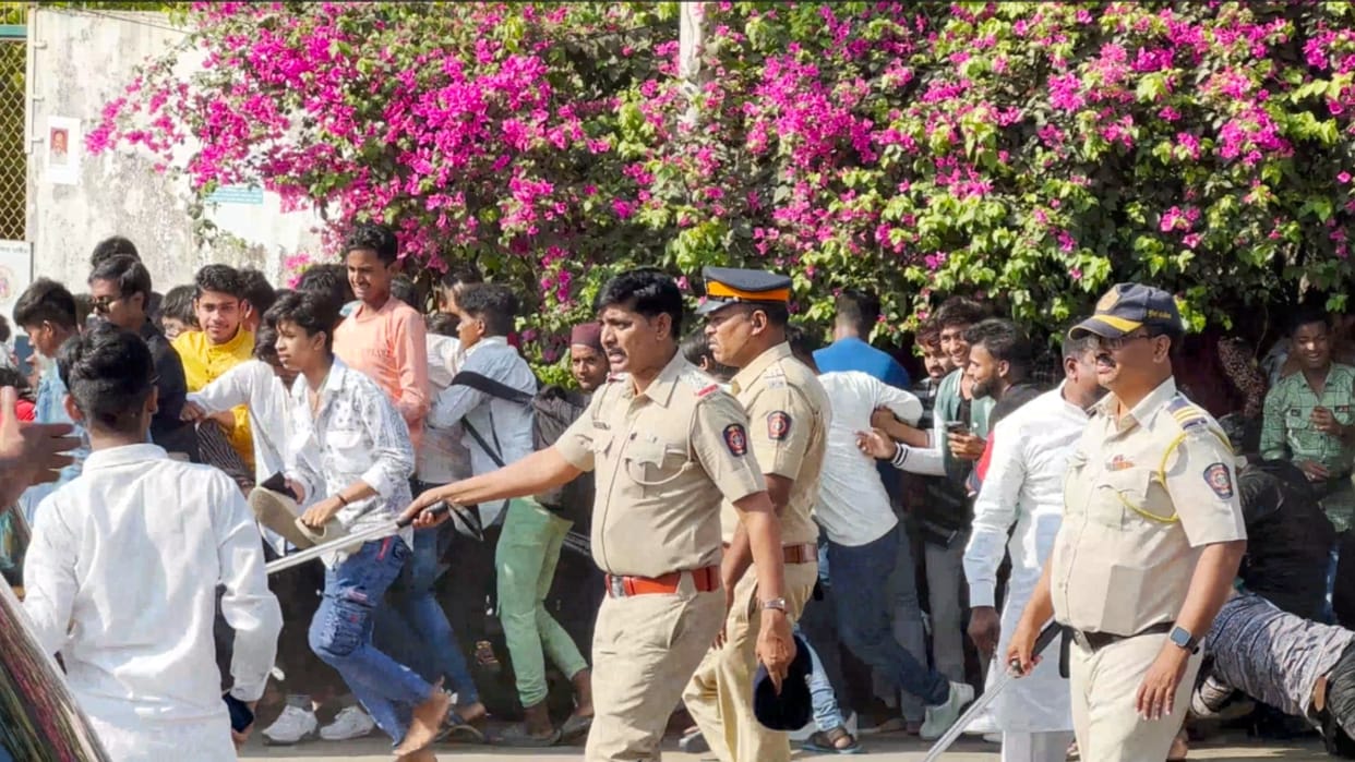Salman fans outside his galaxy apartment on eid 2024 police lathi charges to control crowd video goes viral