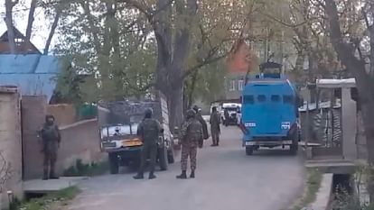 Jammu Kashmir: पुलवामा में सुरक्षाबलों ने आतंकी के छिपे होने की सूचना पर की घेराबंदी, तलाशी अभियान जारी Security forces cordoned off terrorist hiding in Pulwama